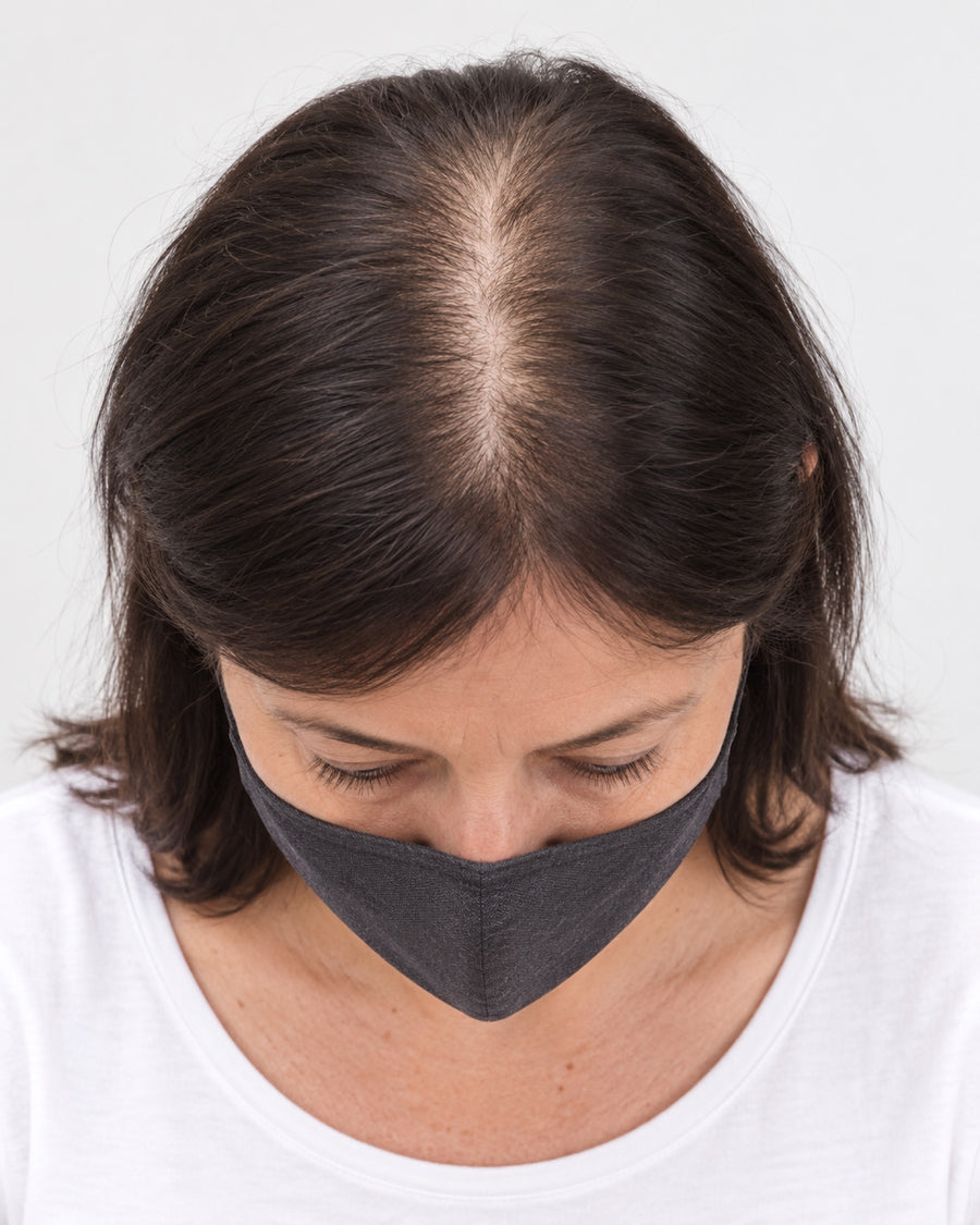 Avant : femme masquée vue de dessus, cheveux affinés et raie élargie (visuel d'illustration créé par IA)