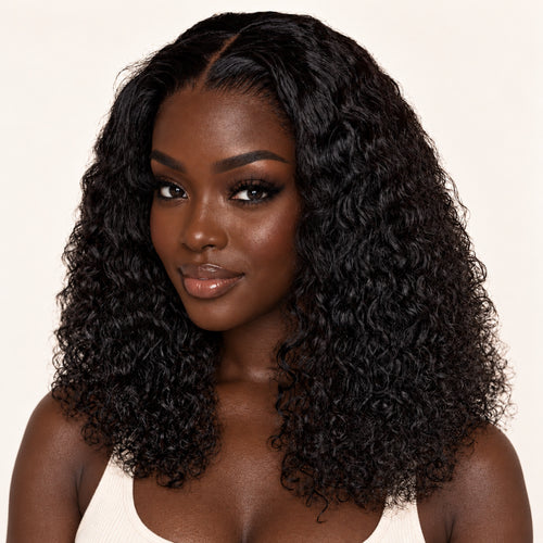 Femme noire portant la perruque bouclée lace 5x5 en cheveux naturels, boucles serrées