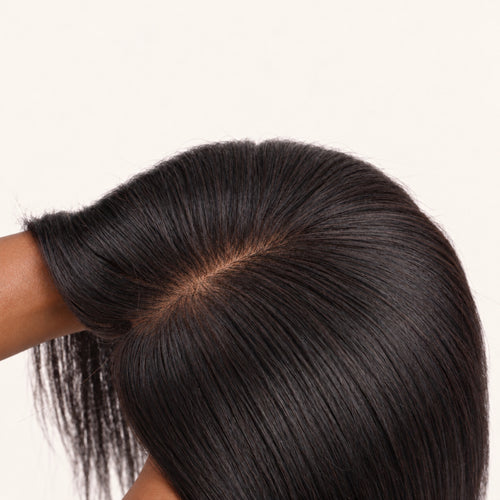 Complément capillaire femme en cheveux naturels posé, raie naturelle sur peau foncée