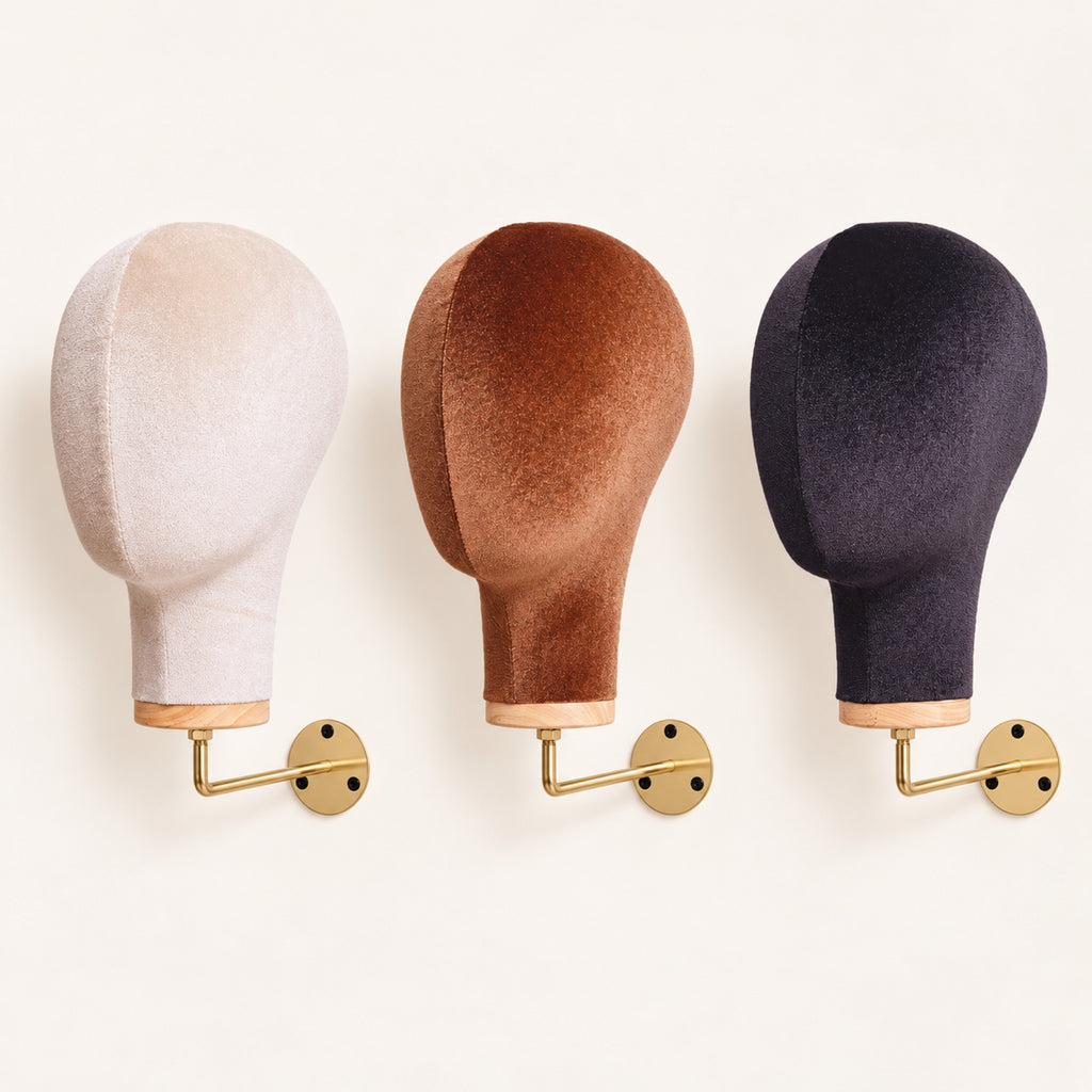 Porte-perruques muraux en velours beige, terracotta et noir, à bras doré, côte à côte