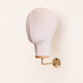 Porte-perruque mural en velours beige avec bras doré, sans perruque