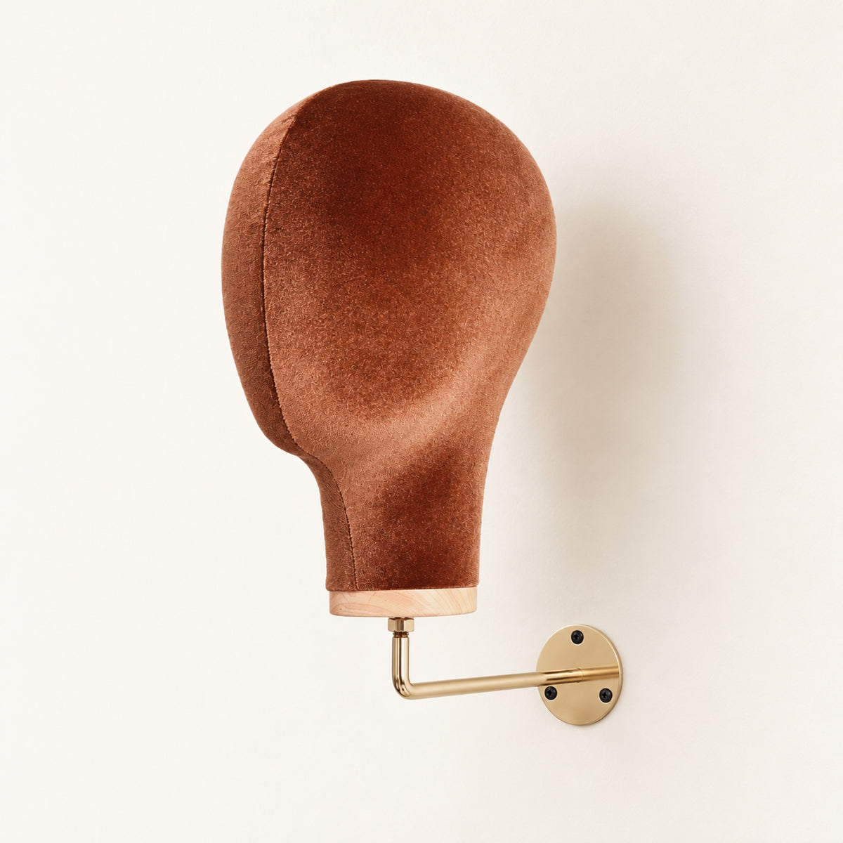 Porte-perruque mural en velours terracotta avec bras doré, sans perruque