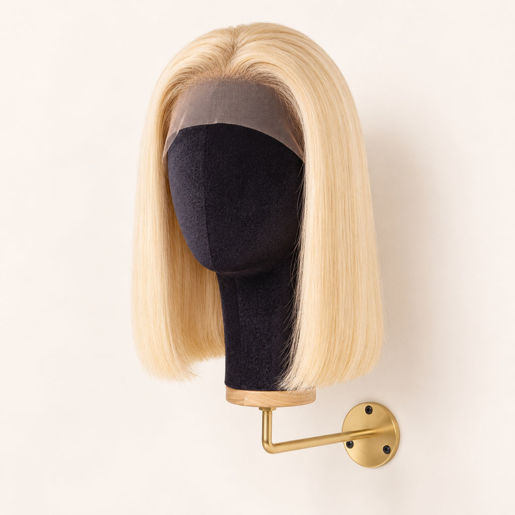 Carré blond 613 sur un porte-perruque mural en velours noir à bras doré