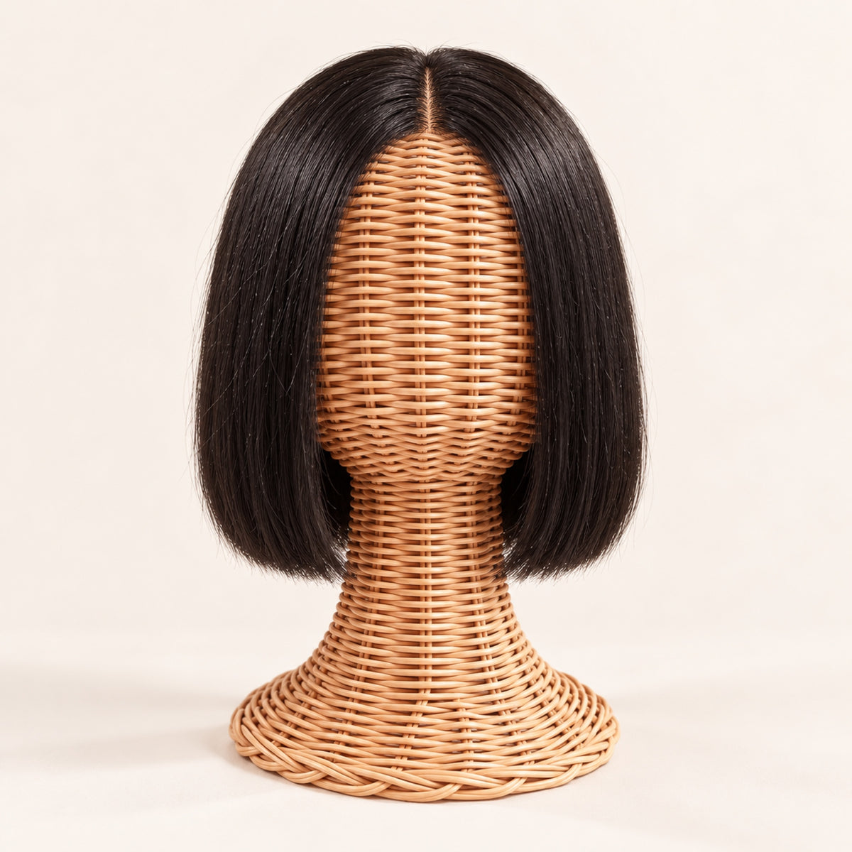 Tête porte-perruque en rotin tressé de 30 cm avec une perruque carré lisse noire