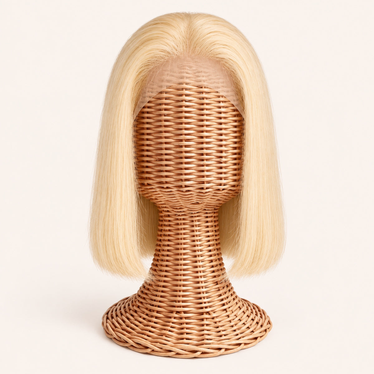 Carré blond 613 posé sur la tête en rotin tressé de 30 cm