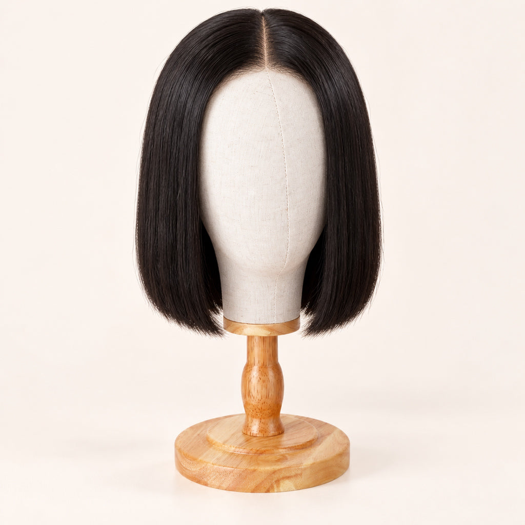 Tête porte-perruque en toile sur socle en bois, avec une perruque carré lisse noire posée dessus